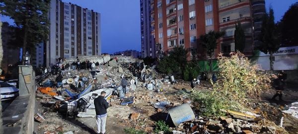 B Bloku yıkılan Zeray Apartmanı'nda oturanlardan evlerine acı dönüş