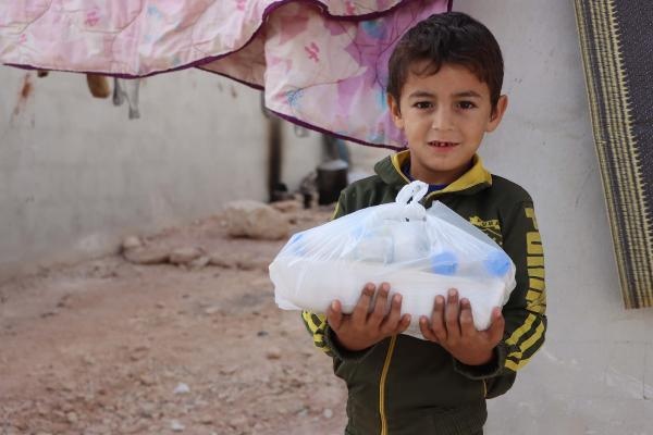 İHH’dan Suriye’deki kamplara ekmek ve sıcak yemek yardımı