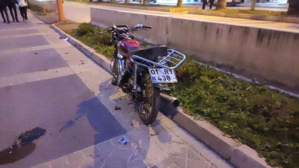 Adana'da, beton bariyere çarpan motosikletteki 2 kişi yaralandı
