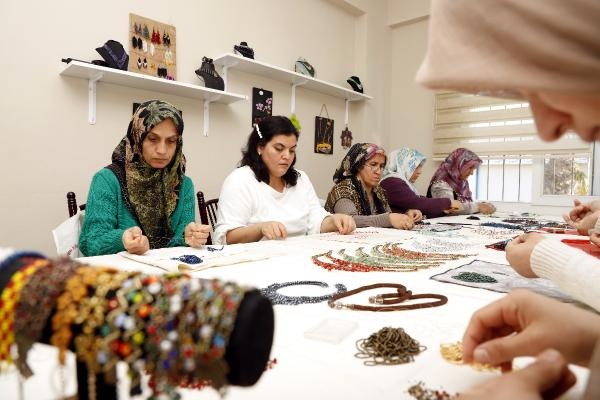 Akdenizli kadınlar meslek öğrenip aile bütçelerine katkı sağlıyor