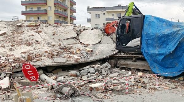 'Çürük' raporlu bina yıkım sırasında çöktü; operatör yaralandı