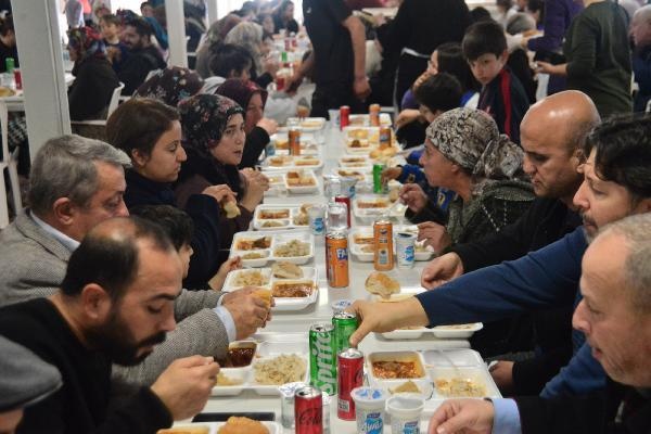6 Şubat depremlerinin yıl dönümünde 30 bin kişiye taziye yemeği