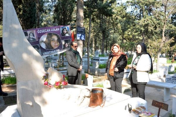 9 yıl önce öldürülen Özgecan Aslan, mezarı başında anıldı