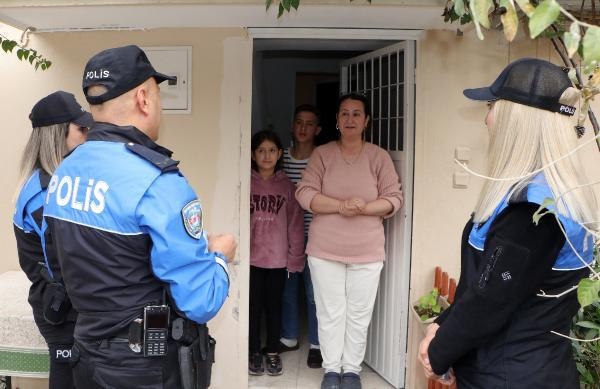 Adana'da polis, kapı kapı gezip Komşu Kollama Projesi'ni anlattı