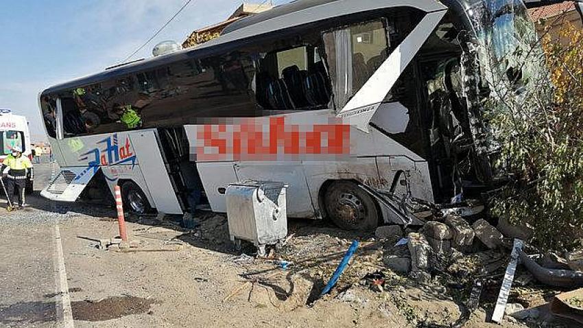 Kayseri'de korkunç kaza! Yolcu otobüsü ile kamyonet çarpıştı: 1 ölü, 11 yaralı.