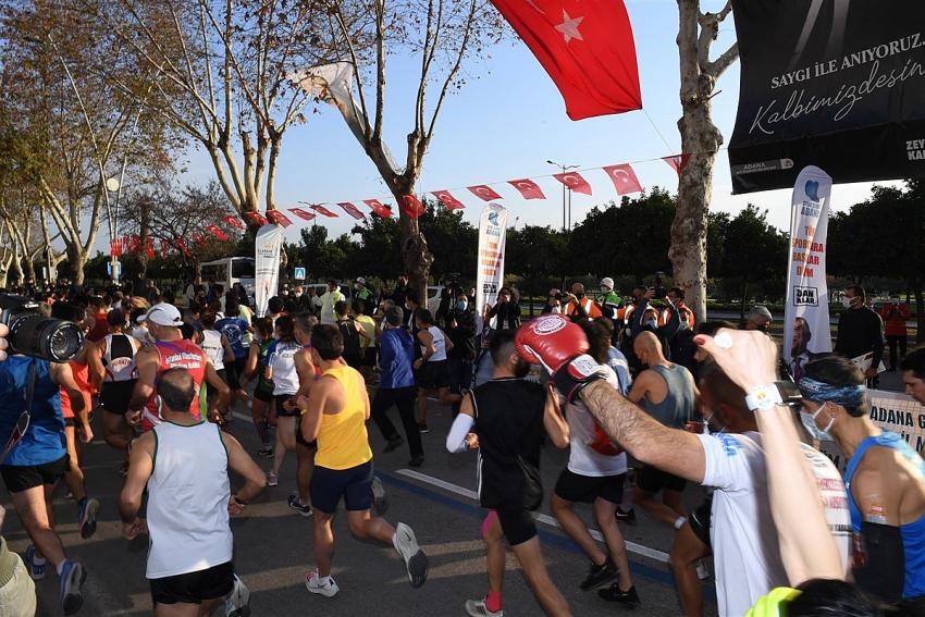 '11. Adana Kurtuluş Yarı Maratonu' Vali Elban'ın Katılımıyla Gerçekleştirildi