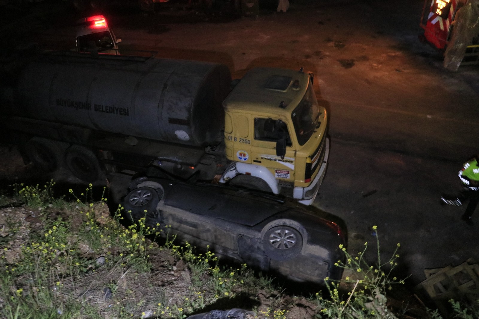 Adana'da otomobil şantiyeye devrildi: 1 yaralı 