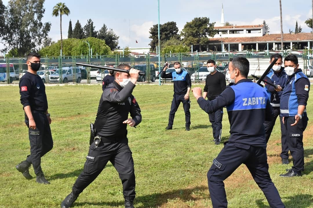 Tarsus'ta Zabıta ekiplerine 'Yakın Savunma Teknikleri ve Biber Gazı' kursu 