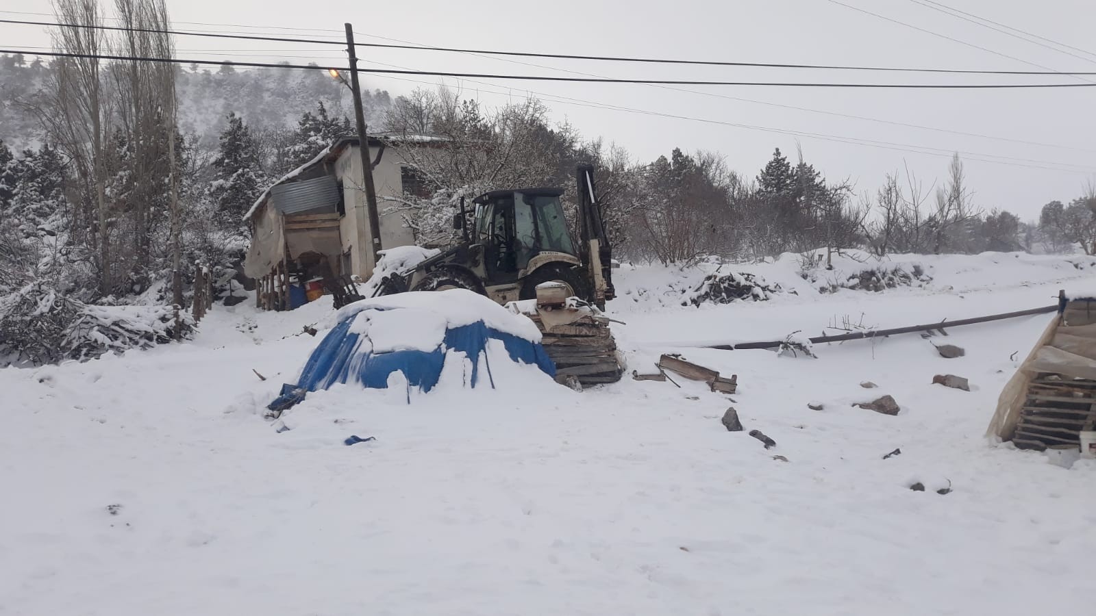 Mersin'de kardan kapanan yollarda mahsur kalan vatandaşlar kurtarıldı 