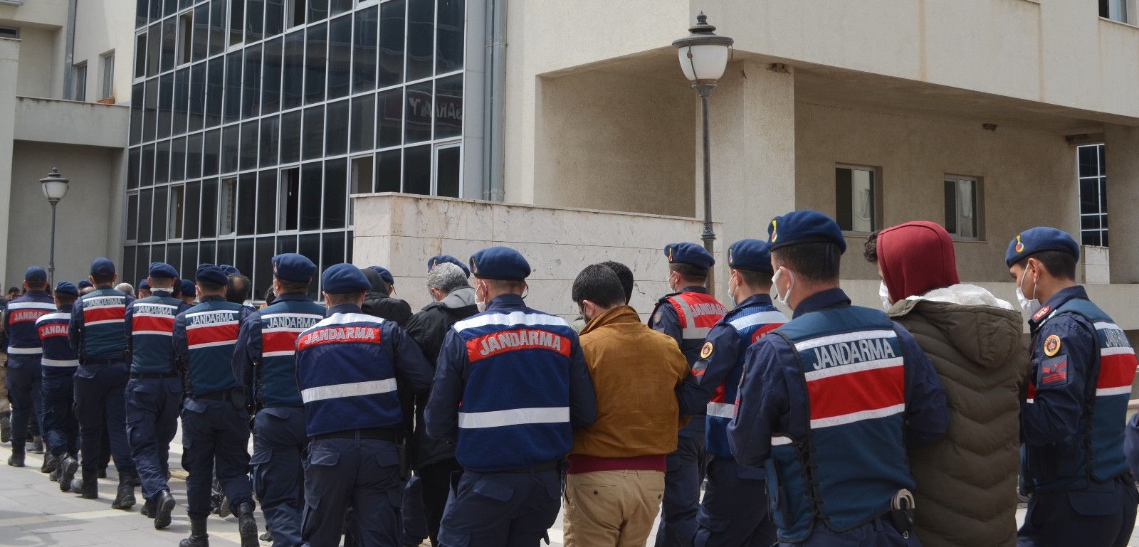 DEAŞ operasyonunda gözaltına alınan 27 kişi adliyeye sevk edildi 