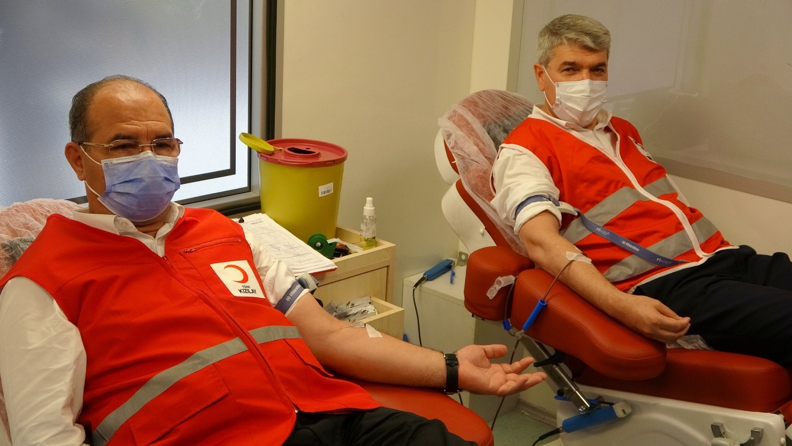 AK Parti'den Kızılay'ın kan bağışı kampanyasına destek