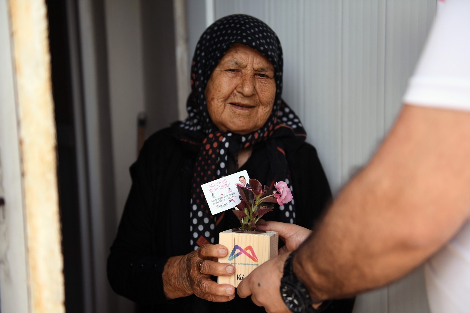 Mersin'de 'Anneler Günü'nde 10 bin çiçek dağıtıldı 
