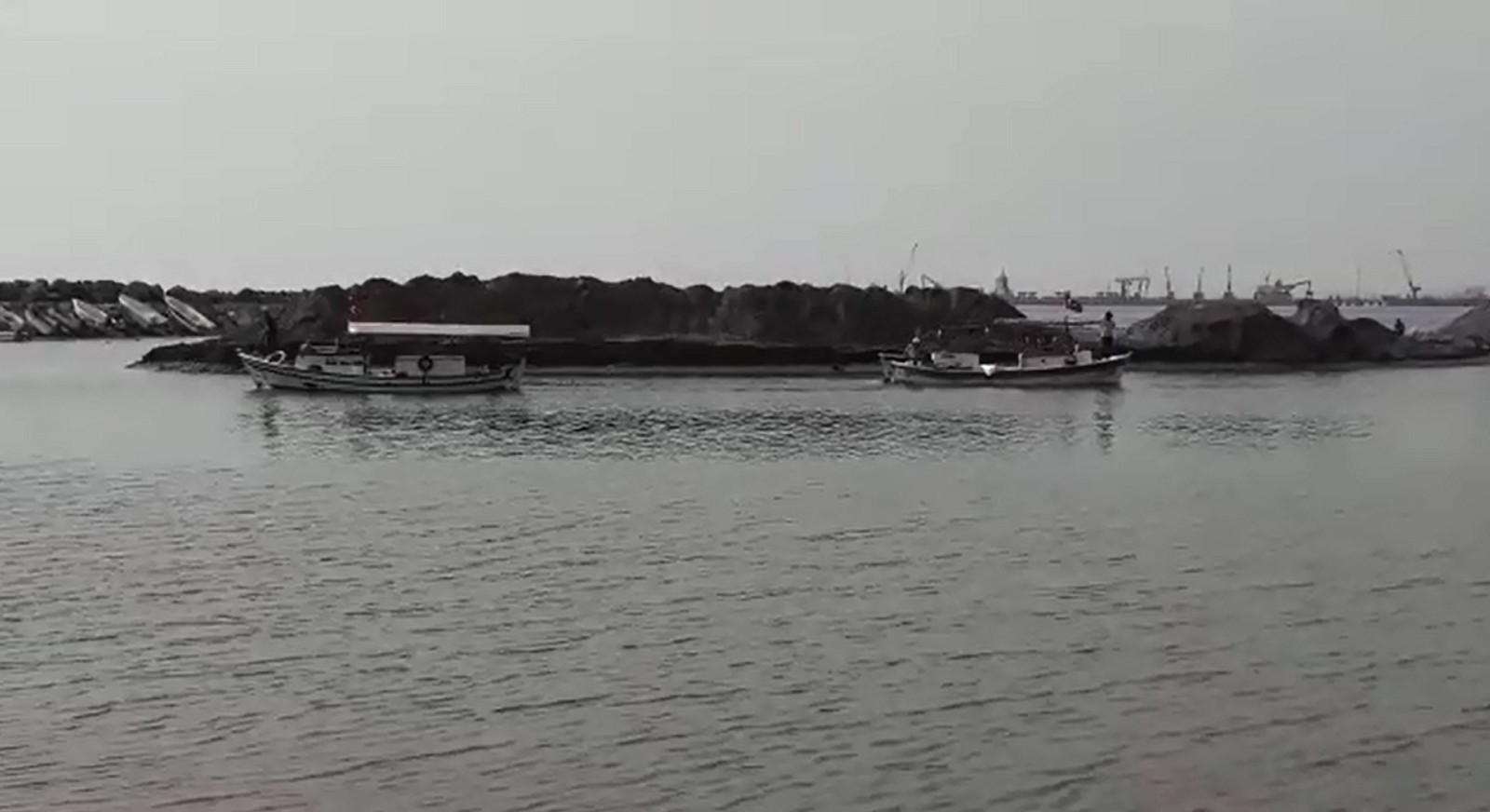 Hatay'da oluşan gel-git balıkçı teknelerini sürükledi 