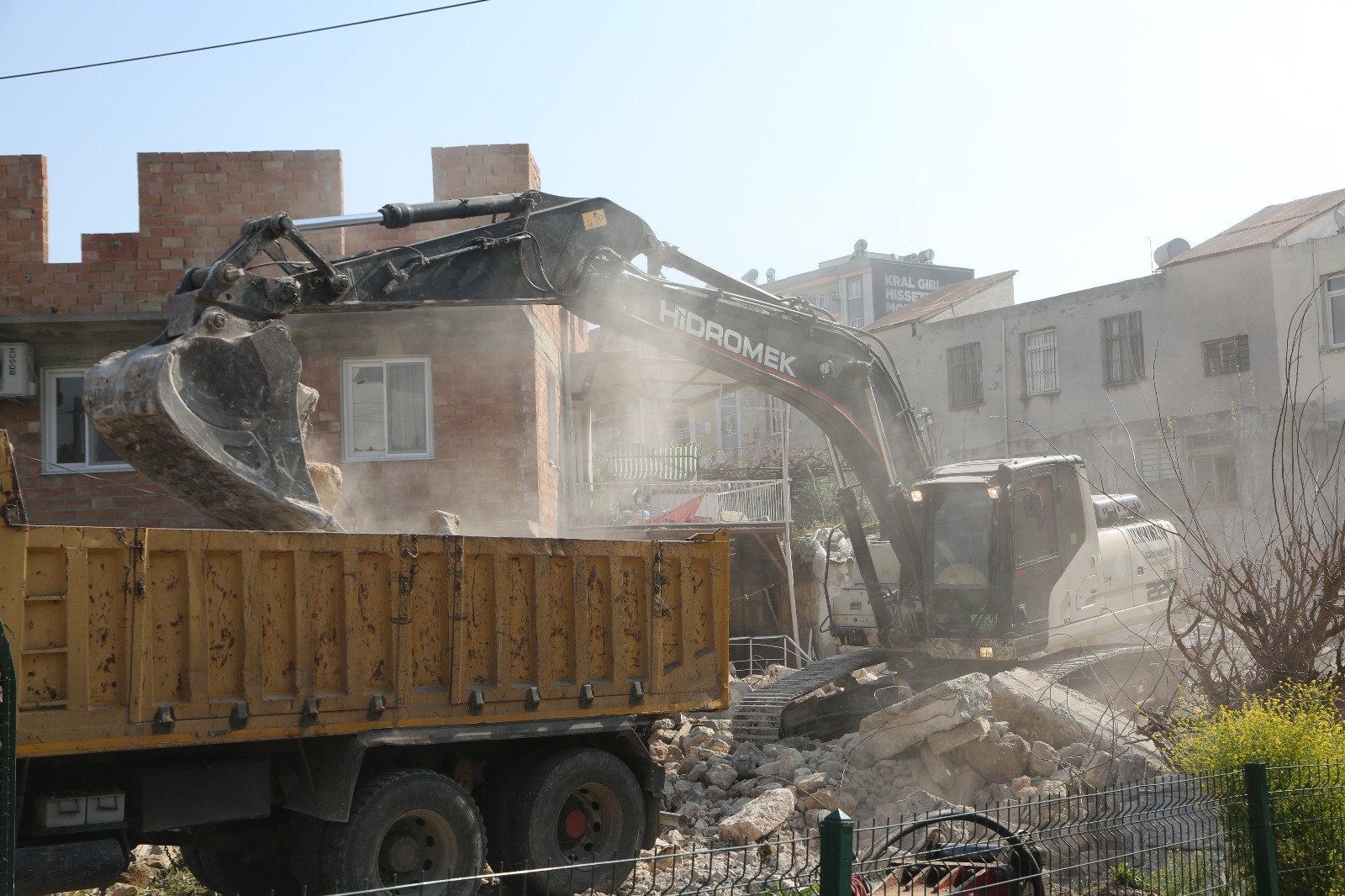 Erdemli'de metruk binalar yıkılıyor 