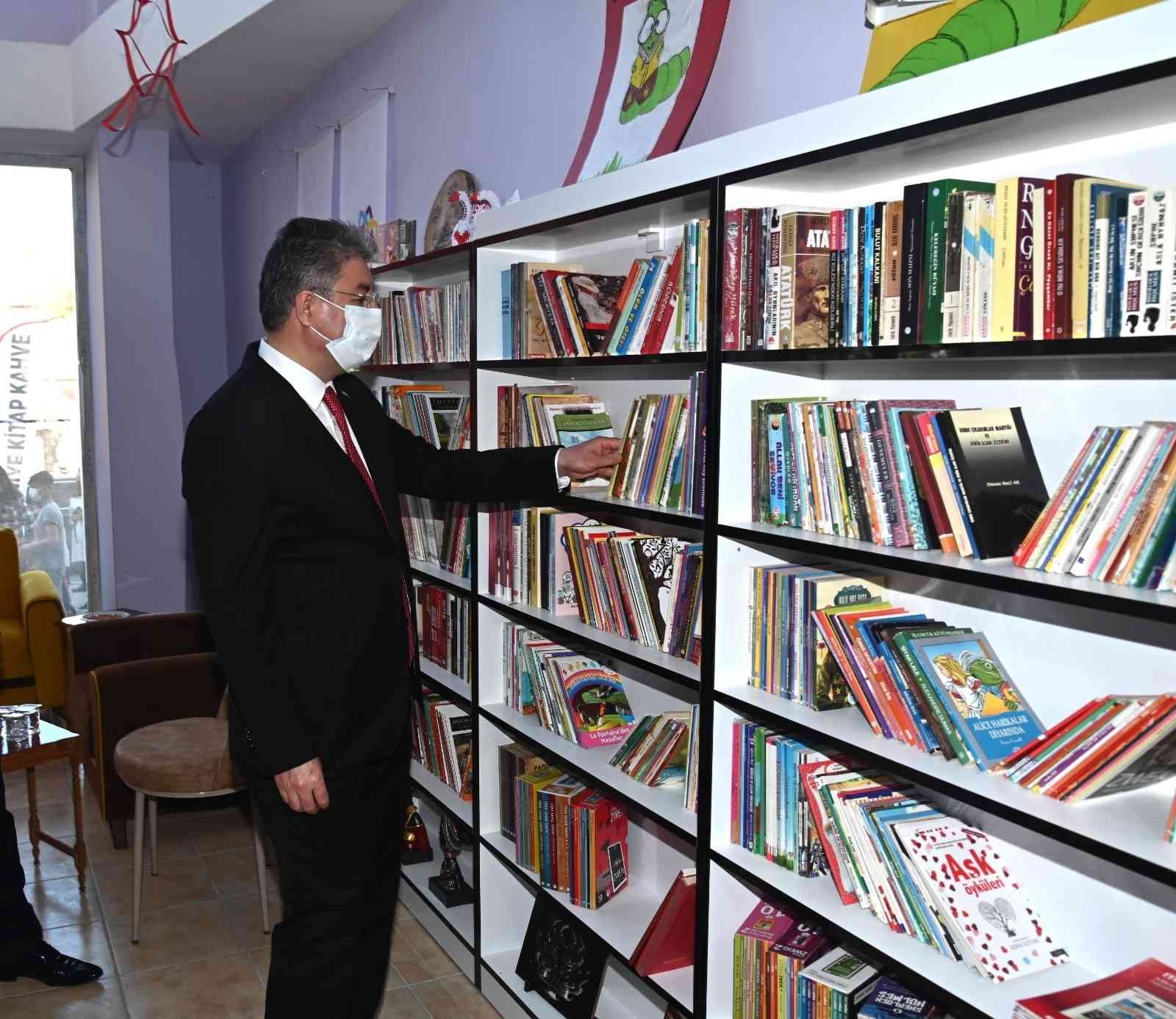 Osmaniye'de 'Kitap Kahve' açıldı 