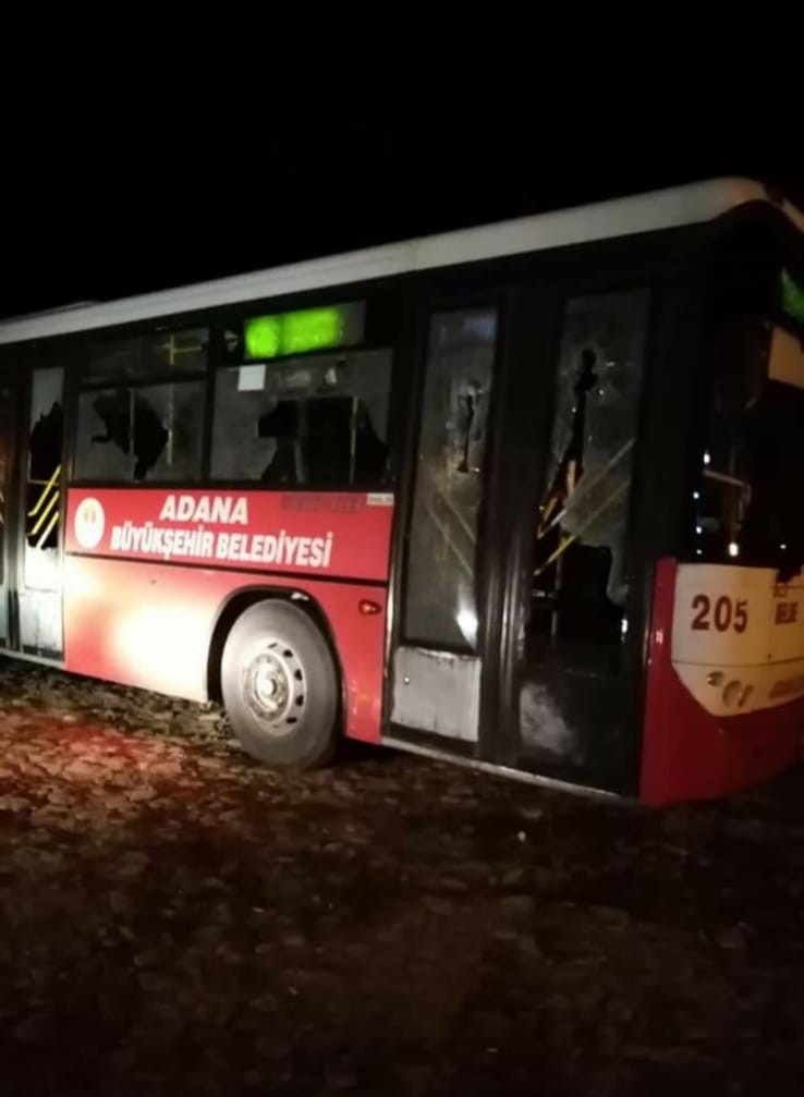 Belediye otobüsüne taşlı sopalı saldırı: 3 yaralı 