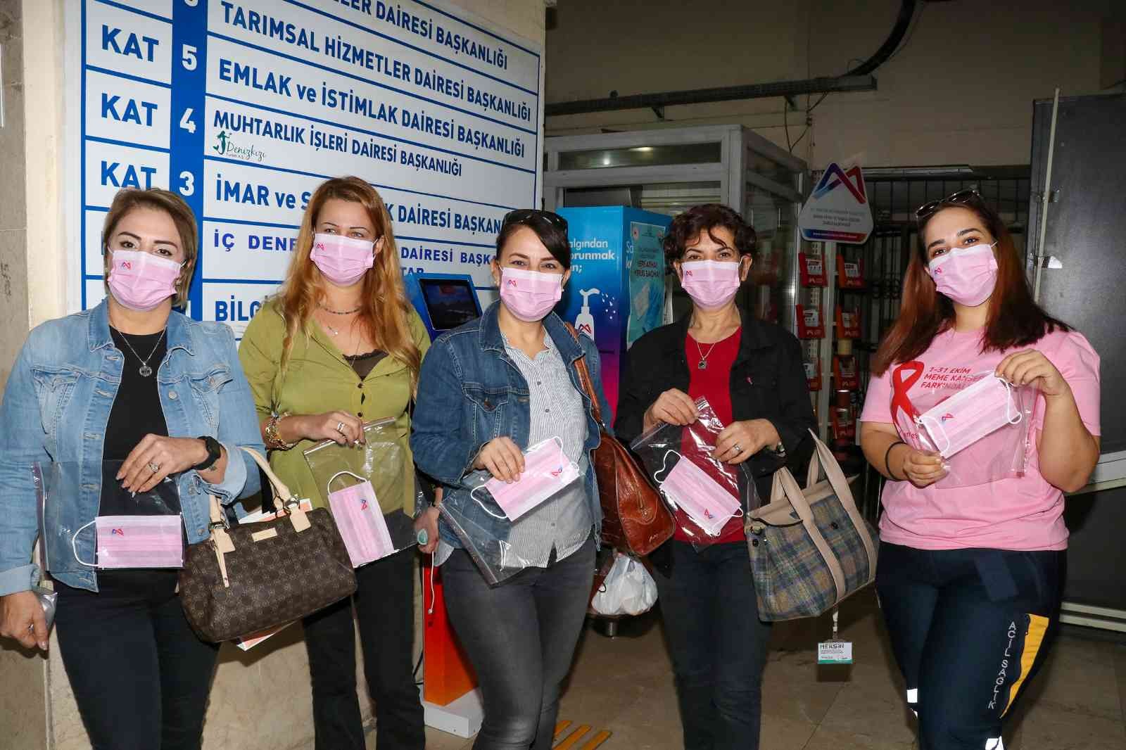 Büyükşehir Belediyesi, meme kanserine dikkat çekmek için pembe maske dağıttı 