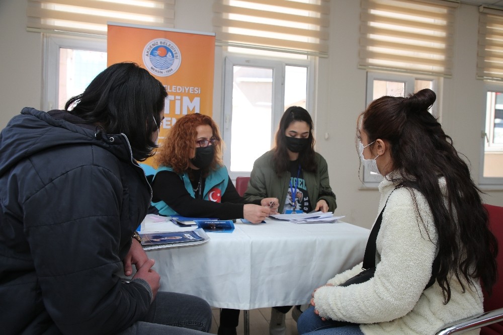 Akdeniz Belediyesi, 4 bin 500 öğrenciye 'LGS Hazırlık Devam Seti' dağıttı 