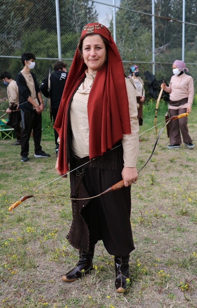 Adana'da okçuluk sporu kadınlardan soruluyor 