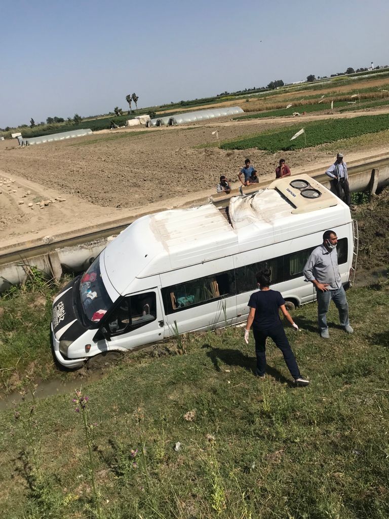 Tarım işçilerini taşıyan minibüs şarampole devrildi: 7 yaralı 