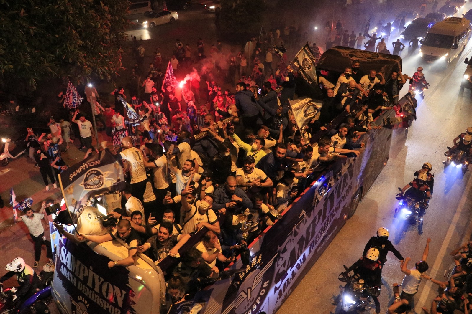 Adana Demirspor, üstü açık otobüsle kentte şampiyonluk turu attı 