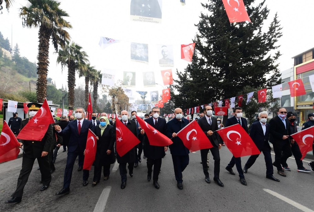 İstiklal Madalyası Türk bayrağına takıldı 