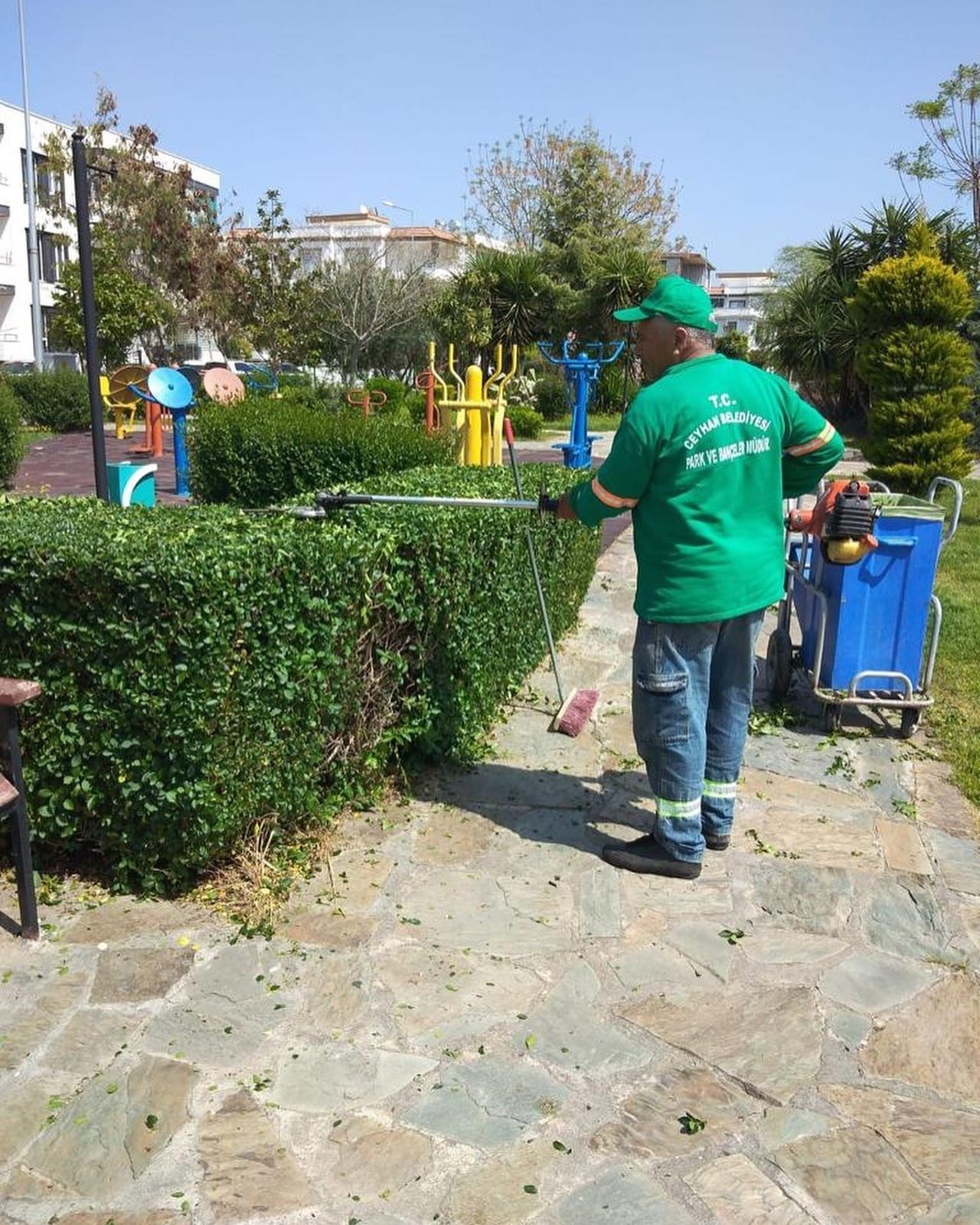 Ceyhan belediyesi park ve bahçe ekipleri çalışmalarını hızlandırdı 