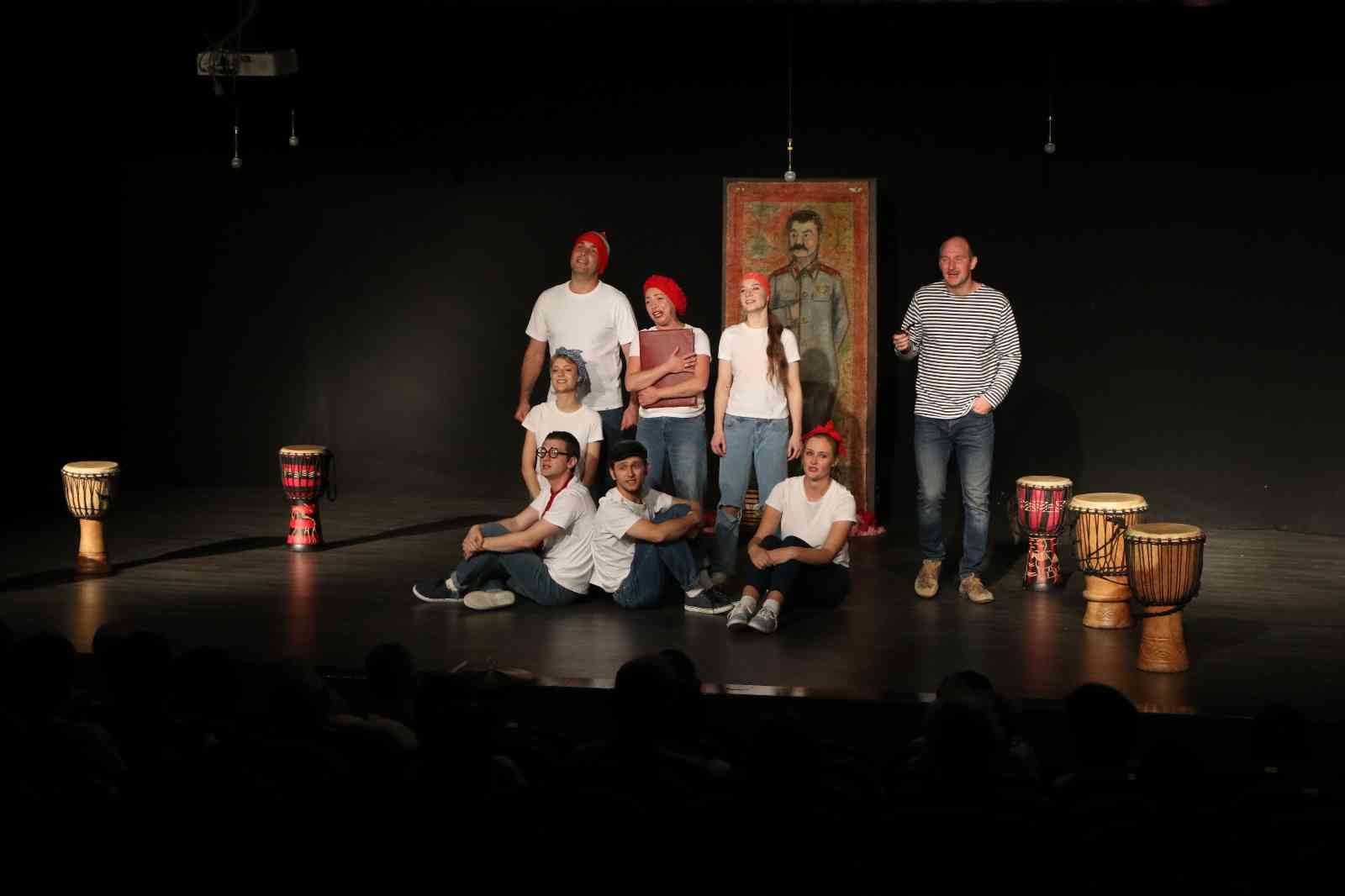 'Nazım Hikmet: Şairin aşkı ve kaderi' oyunu Mersin'de sahnelendi