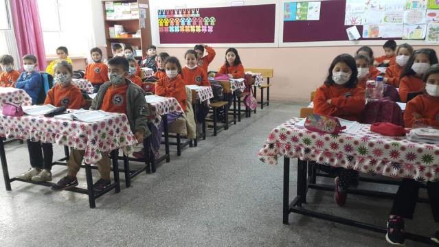 Kozan'da muhtardan 100 öğrenciye okul üniforması yardımı