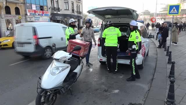 Taksim Meydanı'nda denetim: Yaya yoluna giren kuryelere ceza yağdı