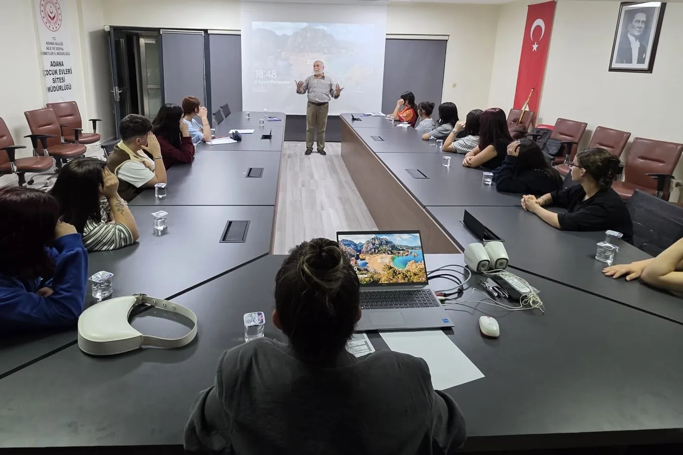 Gazeteci Özke Gençlerle Şiir Buluşması