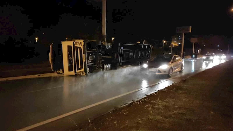 Mersin’de boya yüklü tır devrildi
