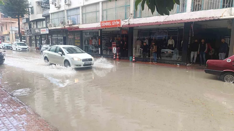 Silifke’de kuvvetli yağış, cadde ve iş yerlerini sular altında bıraktı
