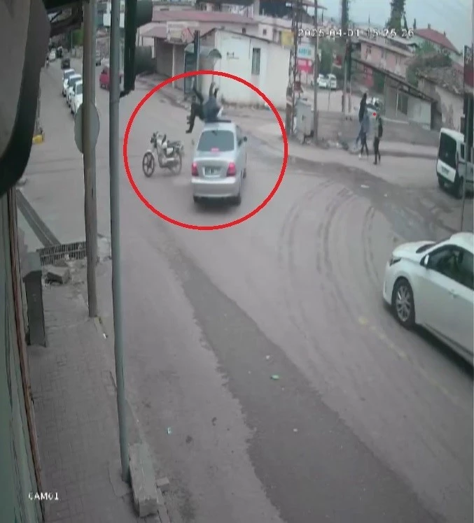 Otomobille çarpışan motosikletteki 2 kişi metrelerce havaya uçtu
