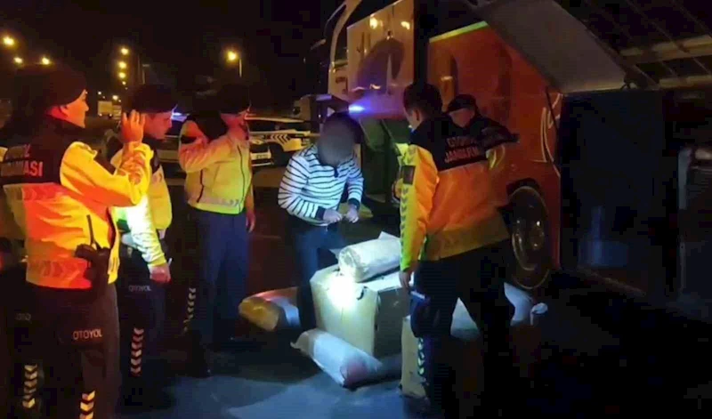 Yolcu otobüsünden torba torba kaçak tütün çıktı: 3 gözaltı

