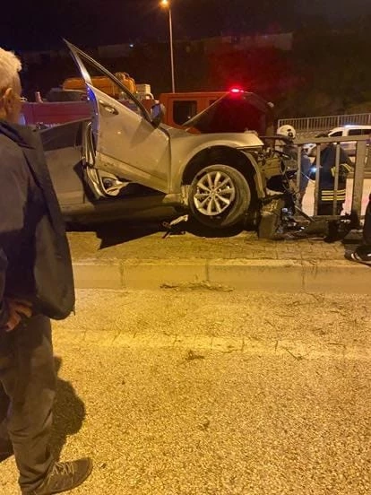 Bariyerlere saplanan otomobilin sürücüsü yaralandı
