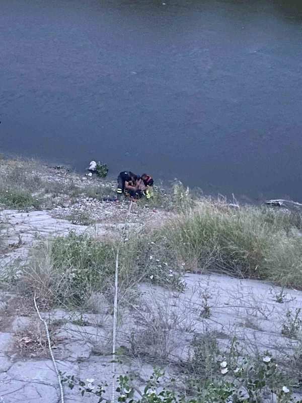 Asi Nehrinde mahsur kalan vatandaşı itfaiye ekipleri kurtardı
