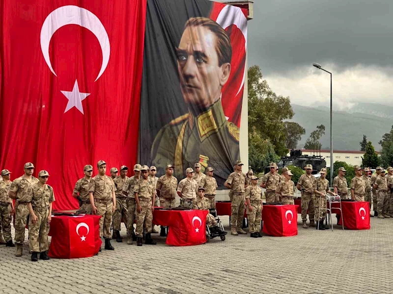 Kamuflaj giyen engelli gençler yemin etti
