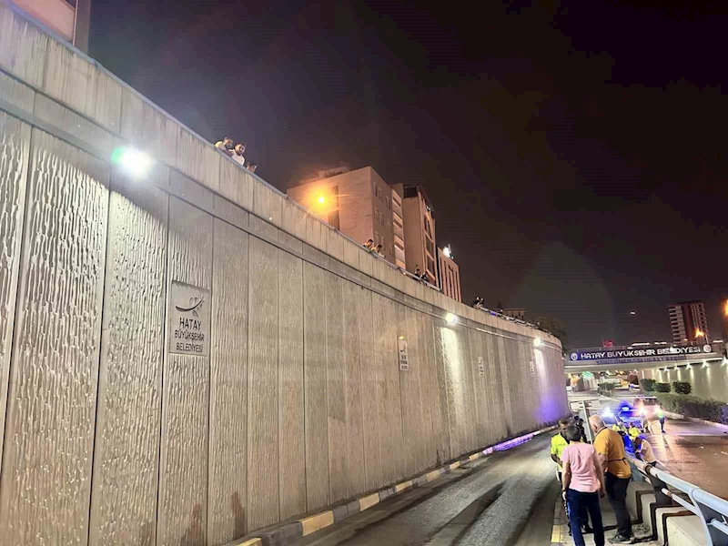 Saate aldırış etmeden alt geçitte yaşanan kazayı film gibi izlediler
