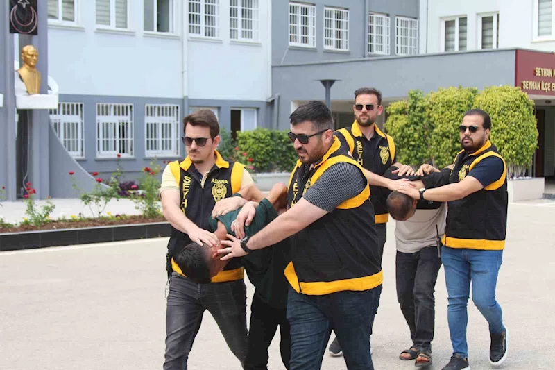 Adana’da iş adamına tuzak: 600 bin TL’den fazla parası gasbedildi
