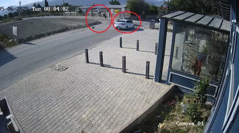 Otomobille çarpışan motosikletten metrelerce havaya uçan genç: 
