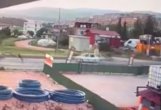 Motosiklet savruldu, sürücü ağır yaralandı: O anlar kamerada
