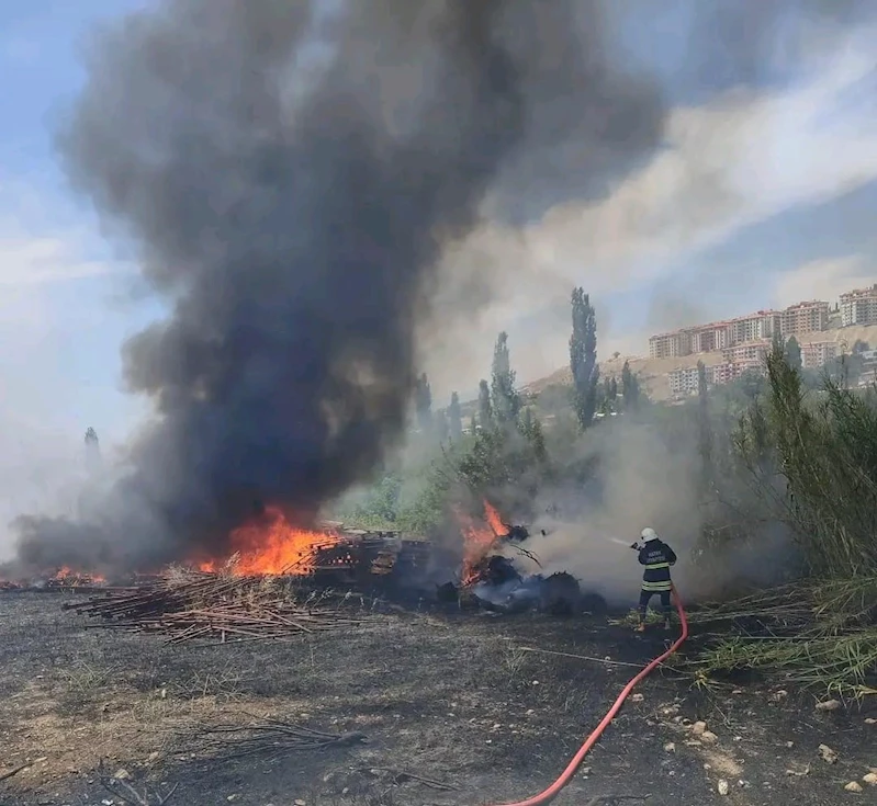 Bahçede çıkan yangın itfaiye tarafından söndürüldü
