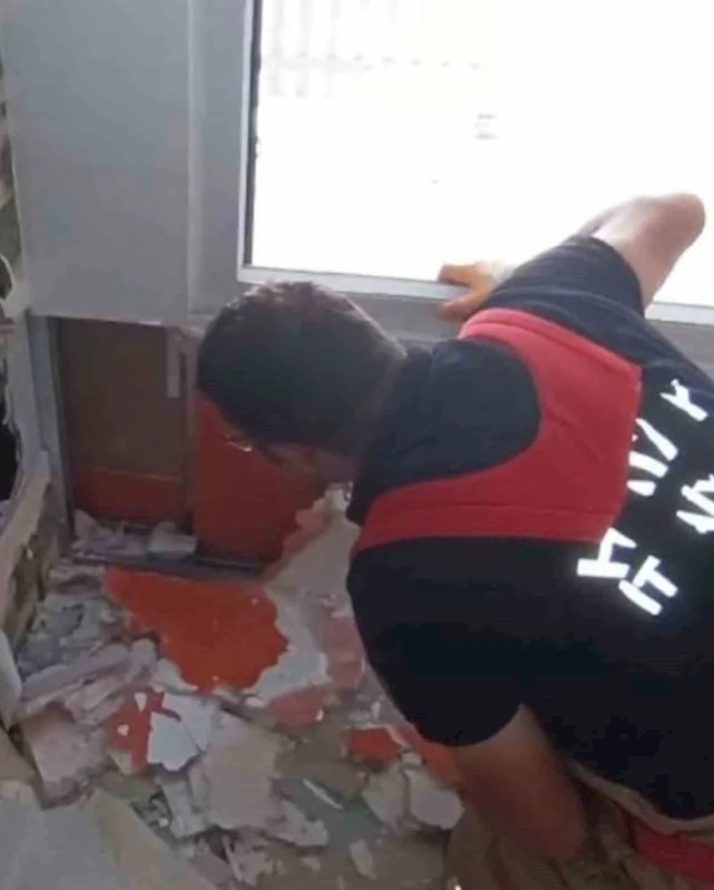 Havalandırma boşluğuna düşen kedi duvar kırılarak kurtarıldı
