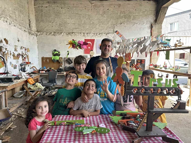 Baba, oğul ahşabı oyuncağa dönüştürüyor
