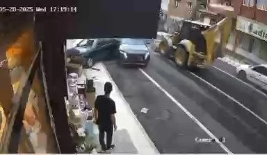 Freni arızalanan kepçe, 4 araca çarptı
