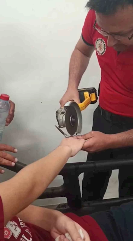 Parmağı makas halkasına sıkıştı, itfaiye kurtardı
