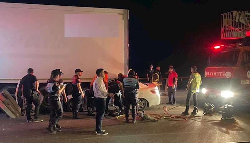 Otomobil, park halindeki tırın altına girdi: 2 ölü
