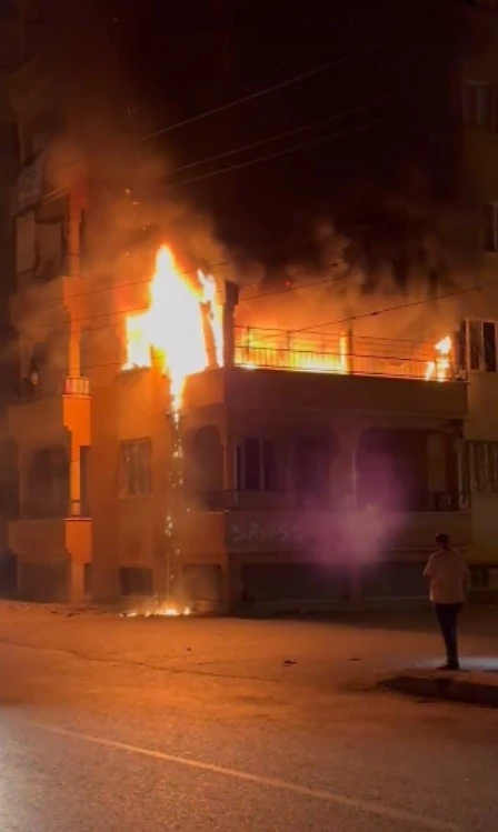 Korku dolu anlar, apartman dairesi alevlere teslim oldu
