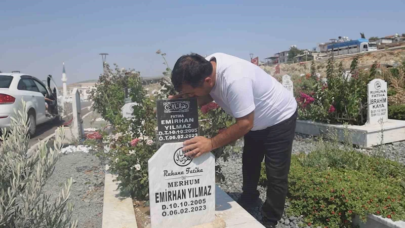 Deprem mezarlığında evlatlarının mezarını ziyaret eden baba: 